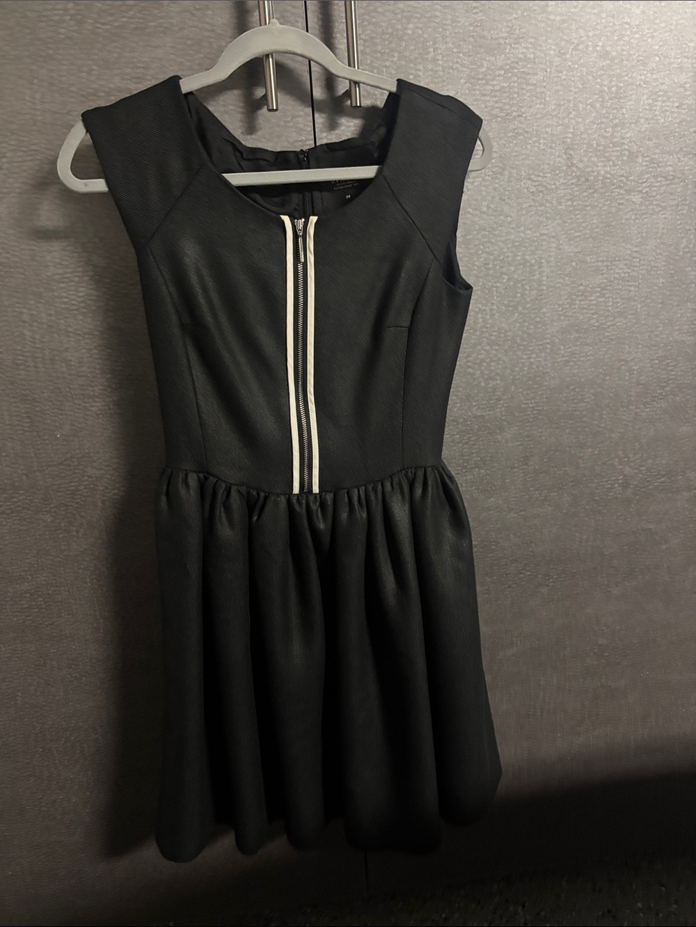 Simple Black Sleeveless Mini Dress with Contrast Zip